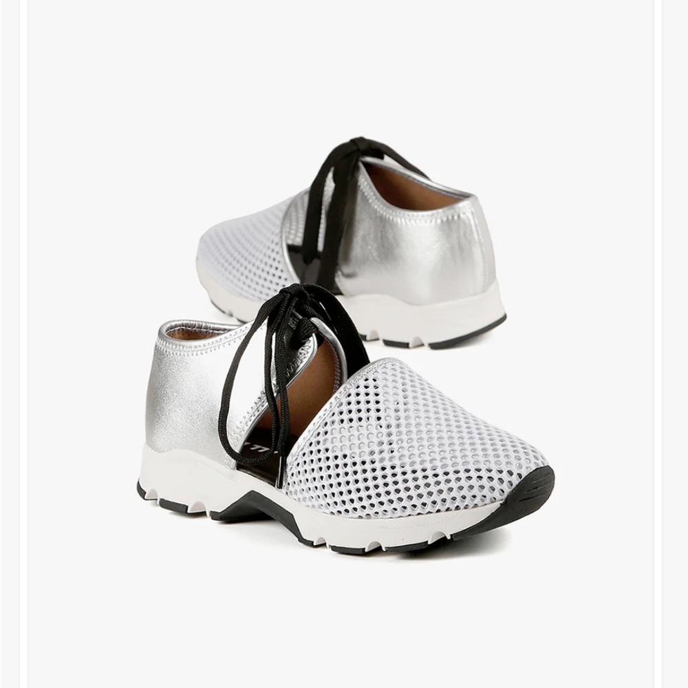All Black Amazing Mesh Plus Sneakers (8.5)